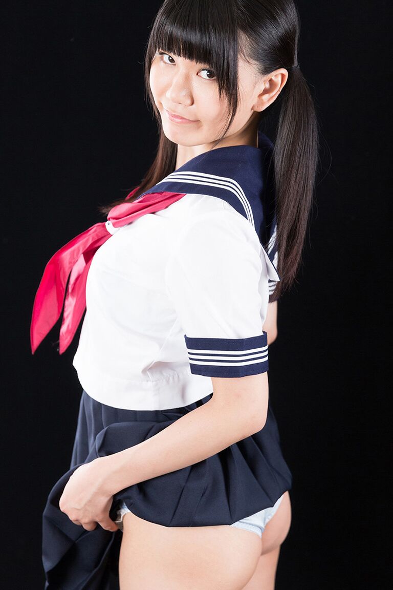 16P Linda estudante japonesa mostra sua buceta antes de gozar na cara depois de um HJ