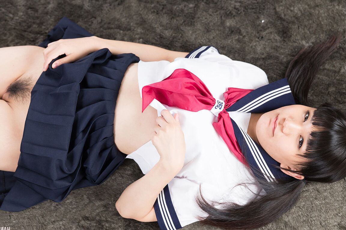 16P Linda estudante japonesa mostra sua buceta antes de gozar na cara depois de um HJ