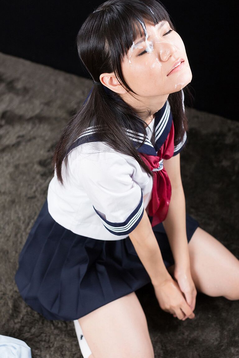 16P Linda estudante japonesa mostra sua buceta antes de gozar na cara depois de um HJ