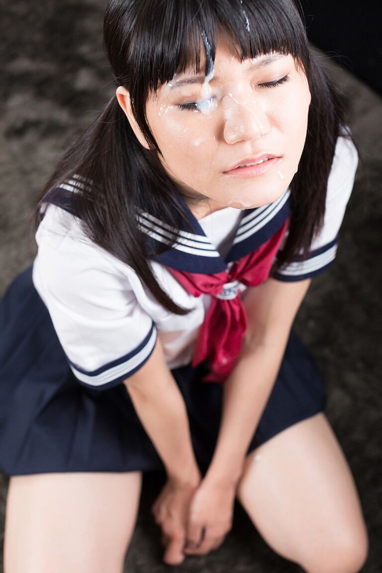 16P Linda estudante japonesa mostra sua buceta antes de gozar na cara depois de um HJ