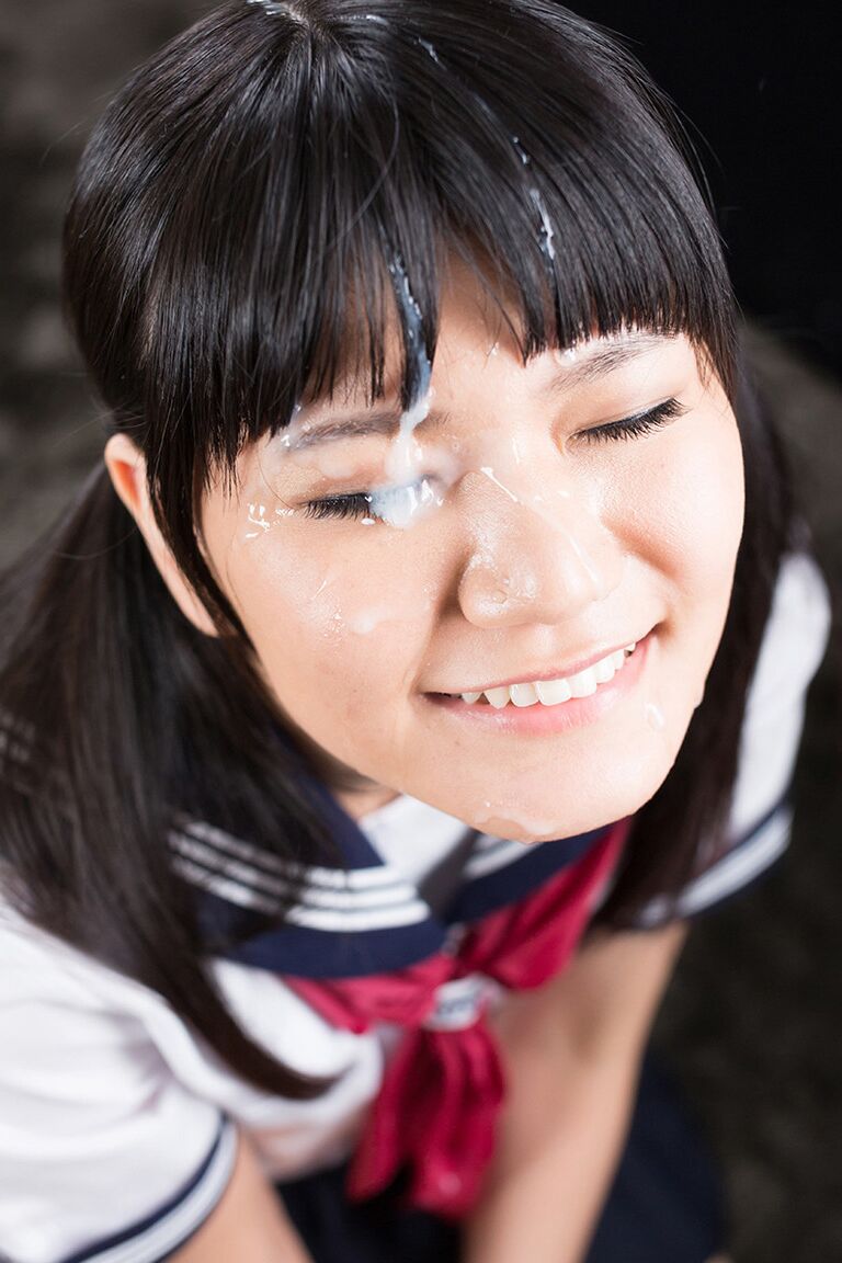 16P Linda estudante japonesa mostra sua buceta antes de gozar na cara depois de um HJ