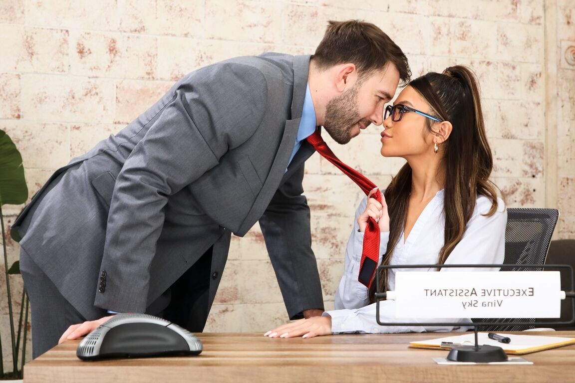 15P La hermosa secretaria asiática Vina Sky seduce a su jefe con una minifalda negra