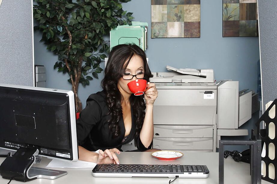 16P Linda asiática MILF Katsuni sendo fodida com força no escritório
