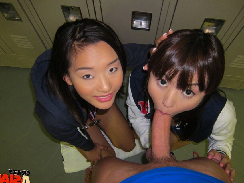16P Alina Li, asiatique à peine légale, et son amie sucent une bite blanche en POV pour une éjaculation