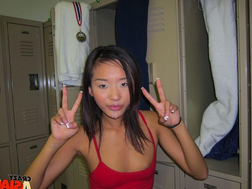16P Alina Li, asiatique à peine légale, et son amie sucent une bite blanche en POV pour une éjaculation