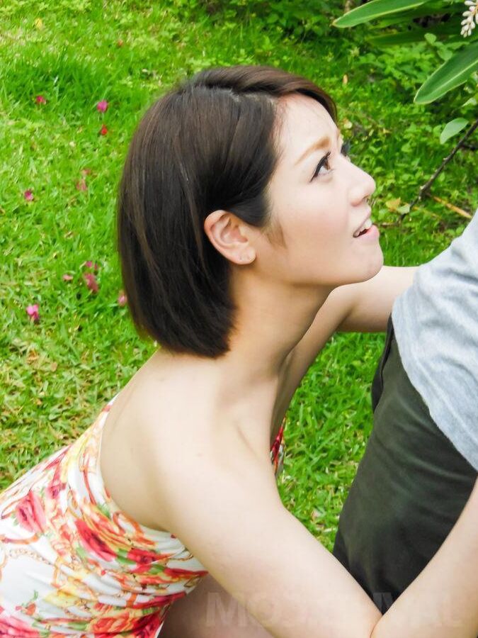 16P Minami Asano Asian leckt und saugt Holz im Garten, bis sie Sperma bekommt