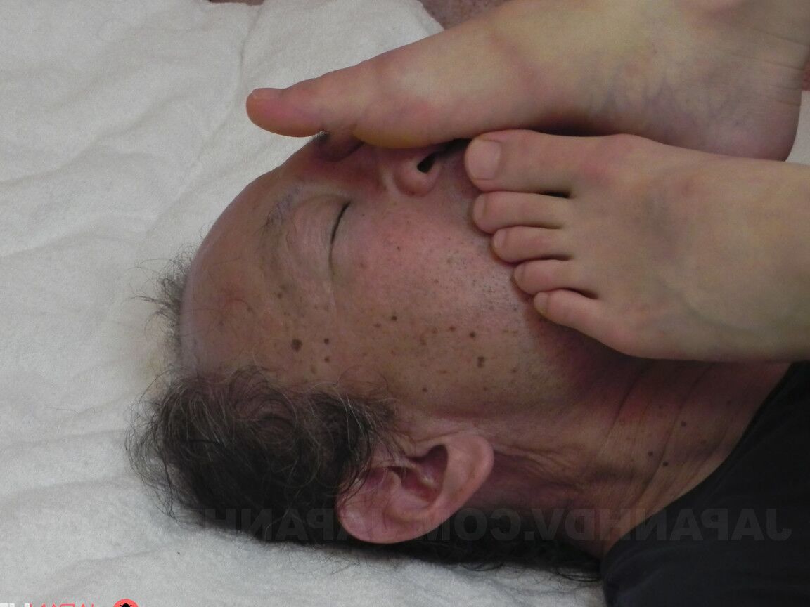 21P A adolescente asiática Miku Sachi enfrenta um cara e dá a ele um belo footjob