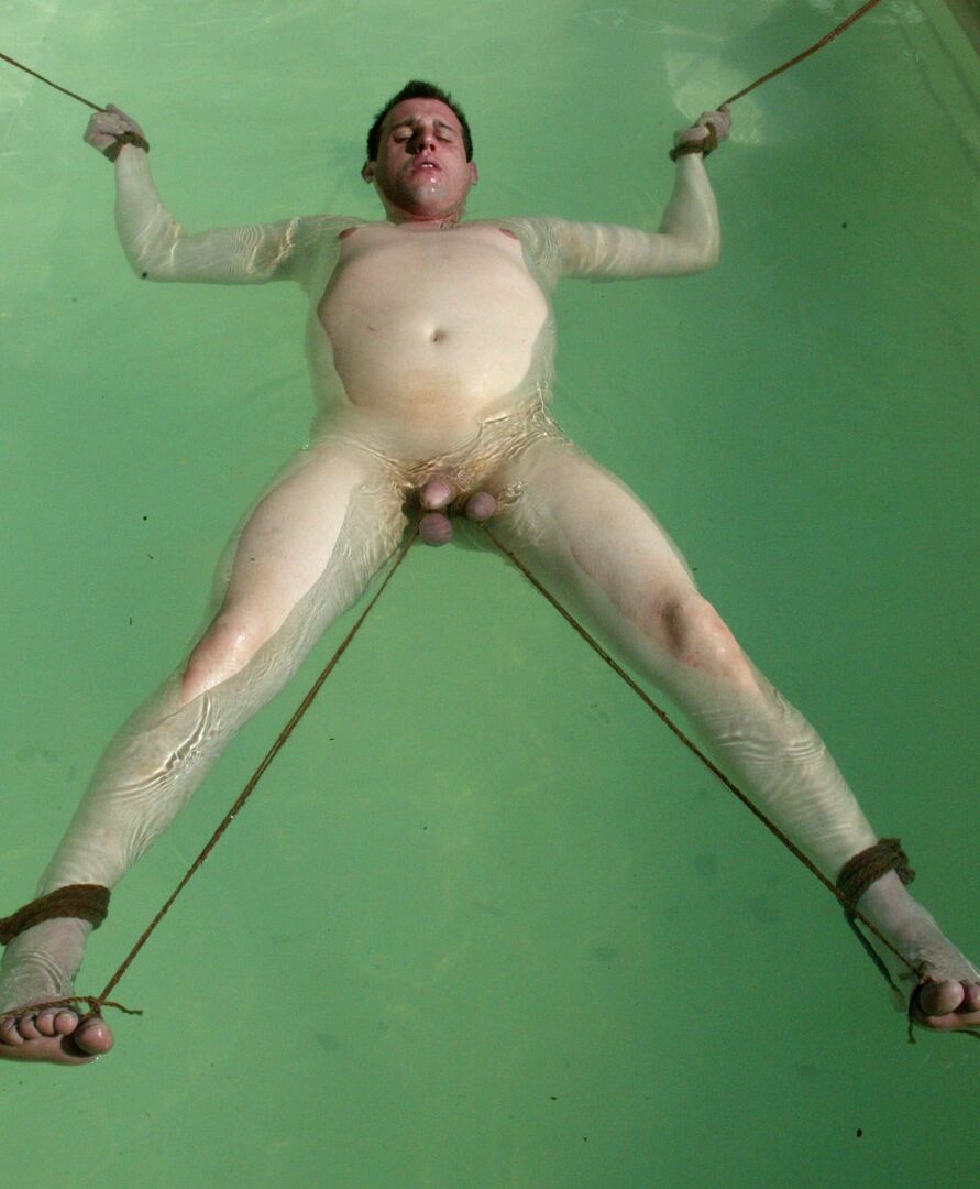 20P Petite Latina und süßes asiatisches Mädchen missbrauchen und ficken mehrere Sexsklaven