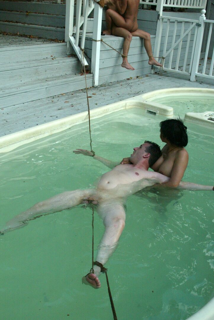 20P Petite Latina und süßes asiatisches Mädchen missbrauchen und ficken mehrere Sexsklaven