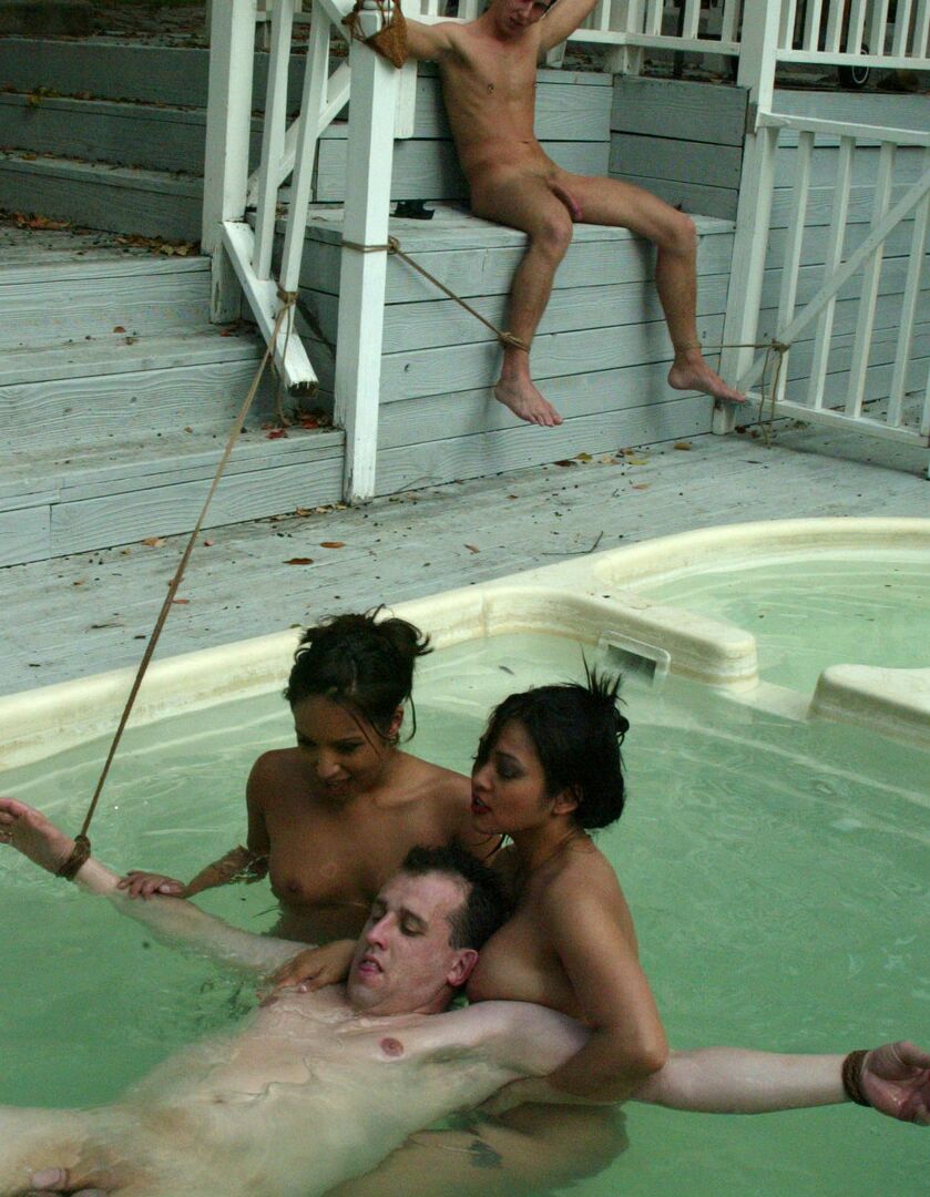 20P Petite Latina und süßes asiatisches Mädchen missbrauchen und ficken mehrere Sexsklaven