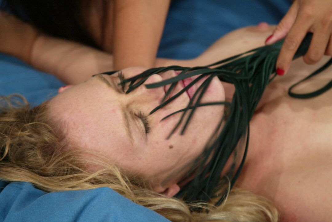 14P Les lesbiennes en chaleur Loni et Phoenix jouent avec un fouet dans une action BDSM perverse dans une chambre