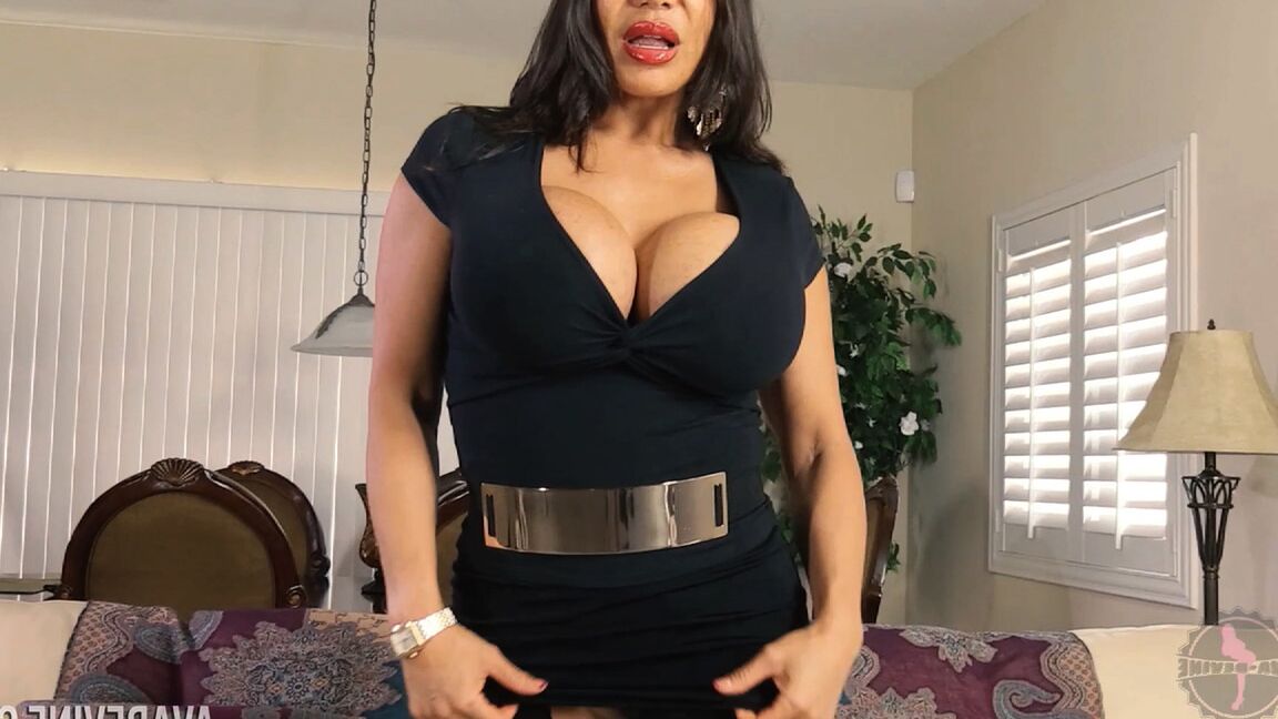 21P Hardcore pornstar Ava Devine levando um enorme vibrador preto na bunda