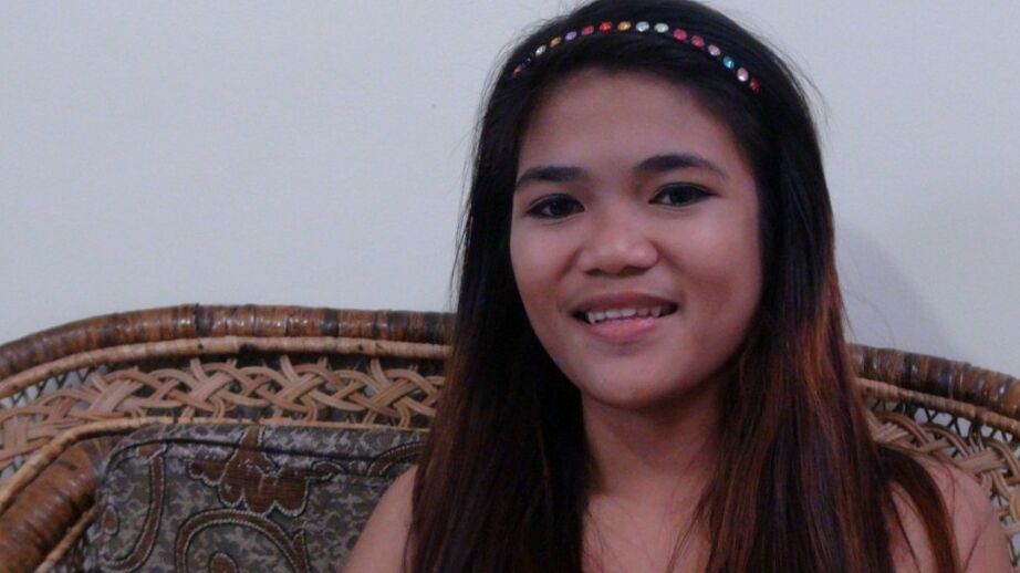 17P Mildred, une brune philippine, se fait lécher et défoncer sa chatte noire.