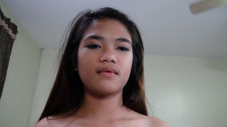 17P Mildred, une brune philippine, se fait lécher et défoncer sa chatte noire.