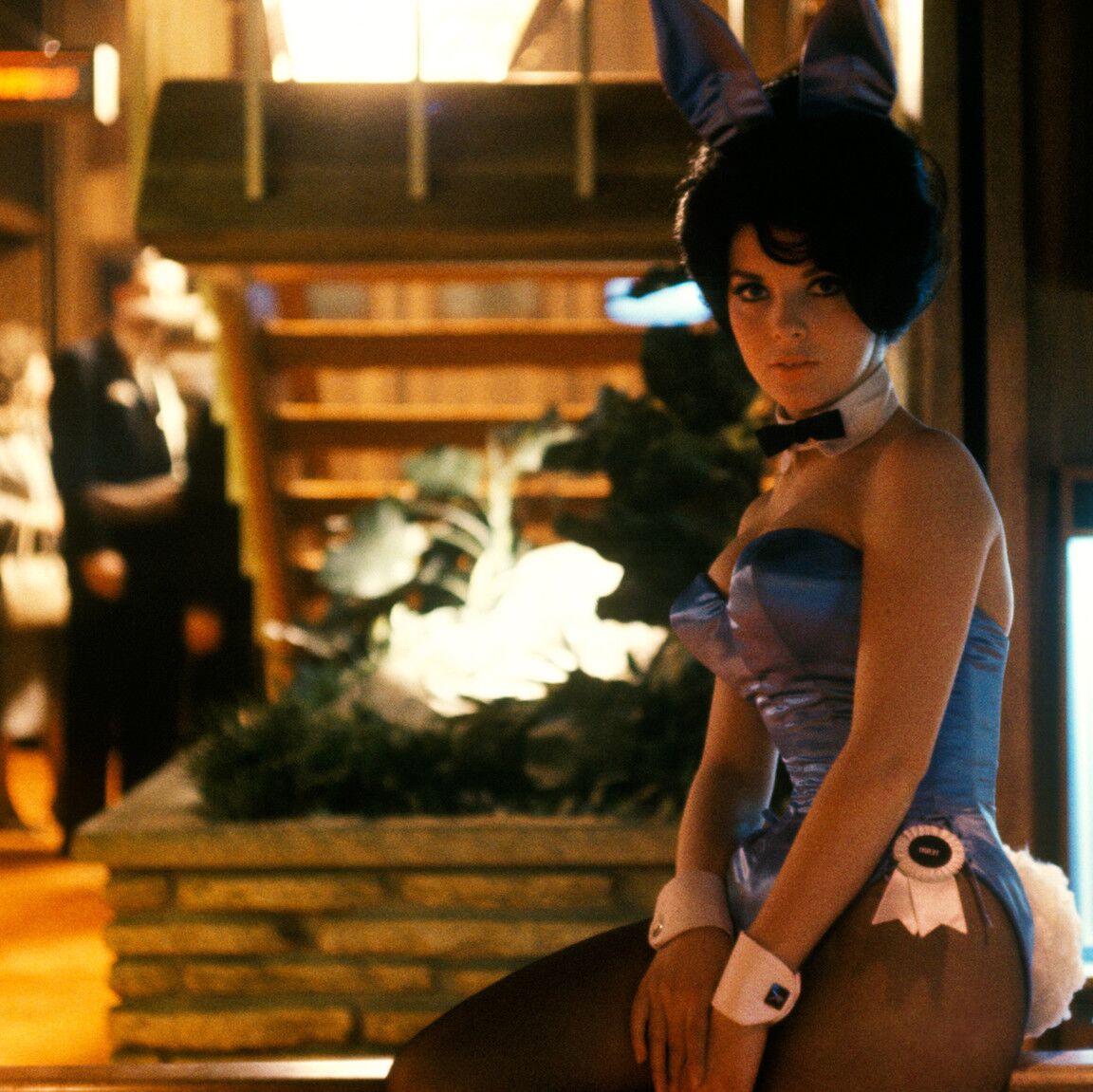 16P Umwerfend heiße Babes in Playboy-Hasenkostümen stellen ihre verruchten Kurven zur Schau