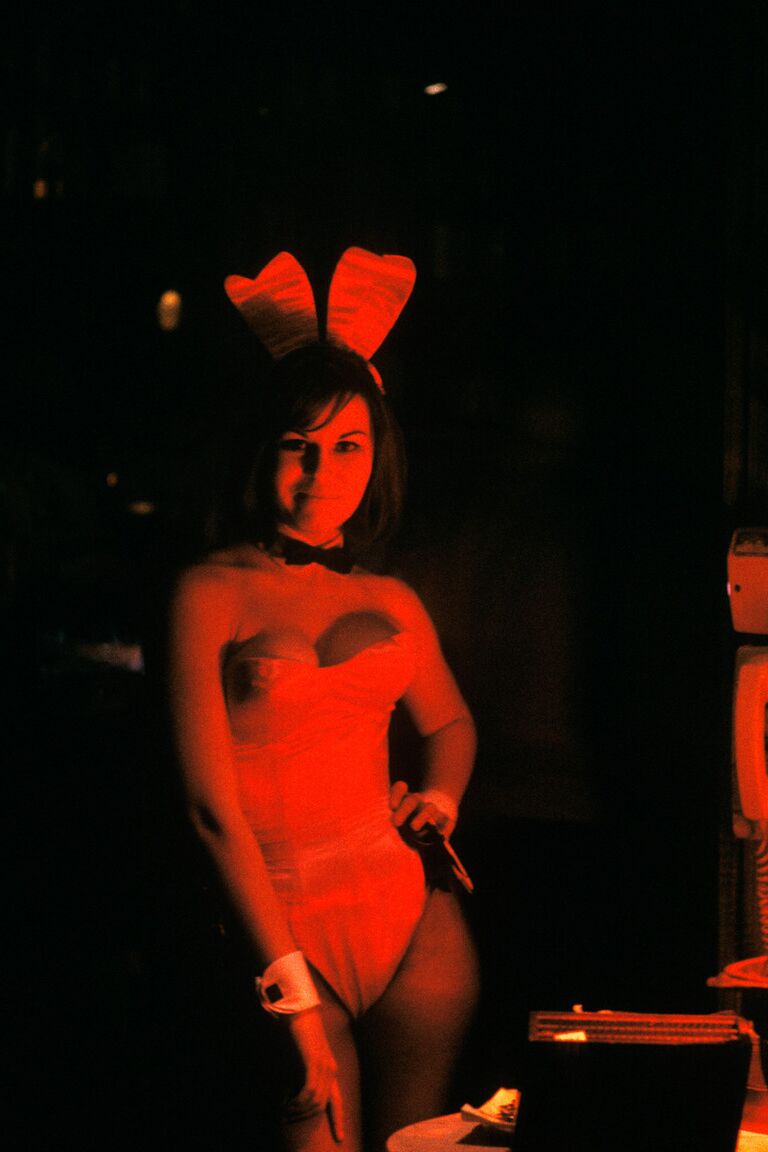 16P Umwerfend heiße Babes in Playboy-Hasenkostümen stellen ihre verruchten Kurven zur Schau
