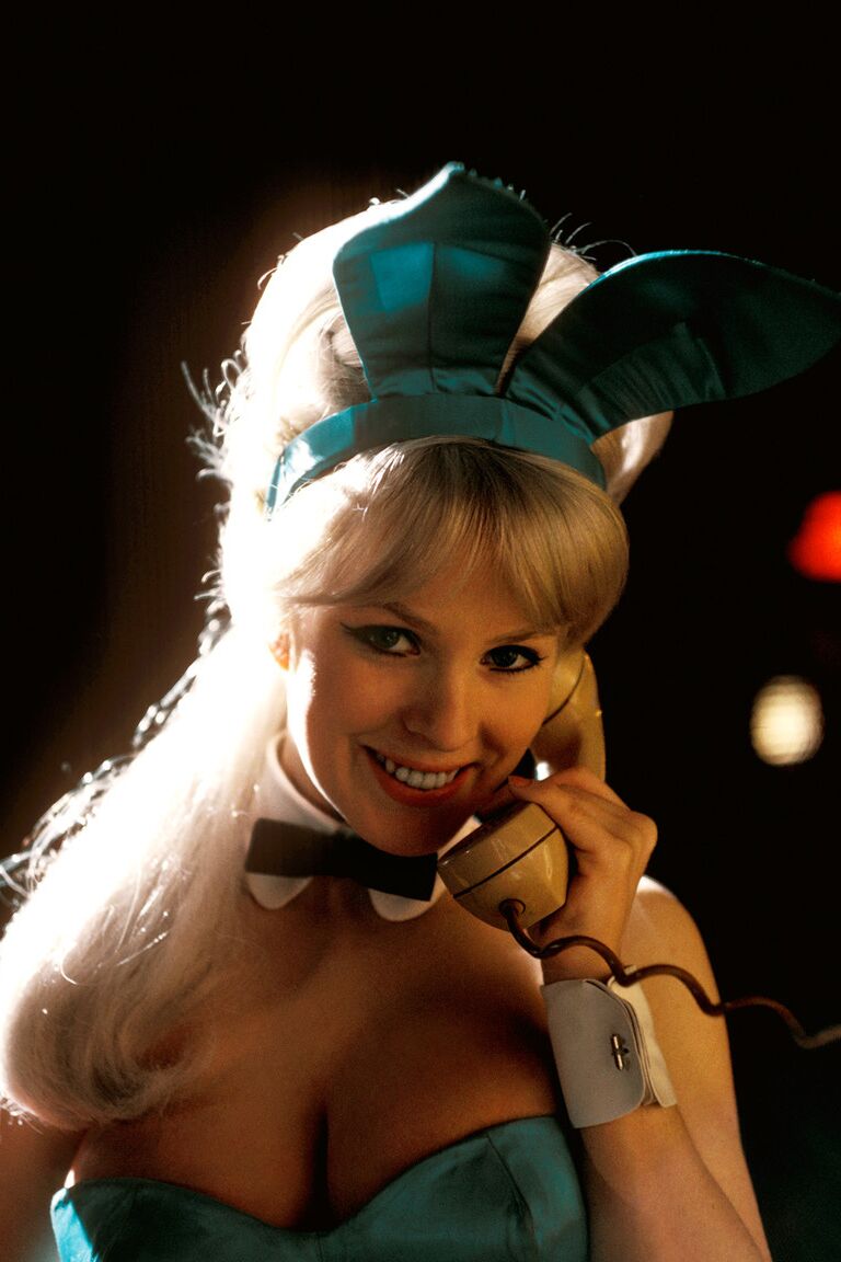 16P Umwerfend heiße Babes in Playboy-Hasenkostümen stellen ihre verruchten Kurven zur Schau