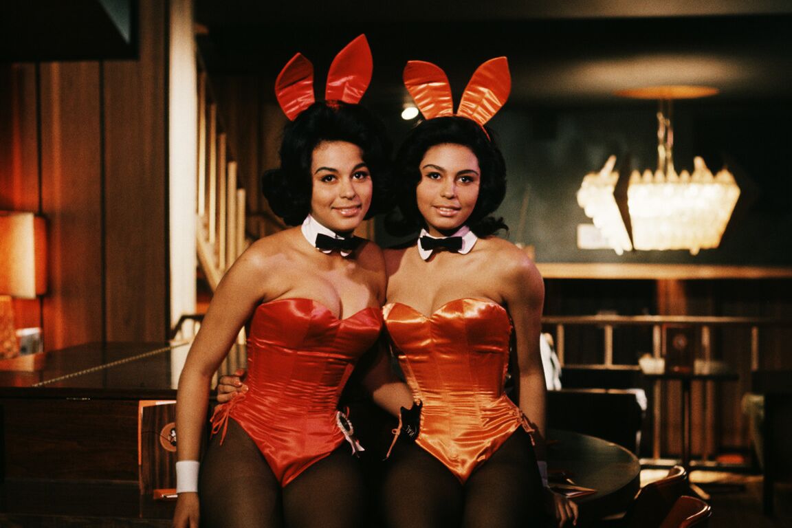 16P Umwerfend heiße Babes in Playboy-Hasenkostümen stellen ihre verruchten Kurven zur Schau