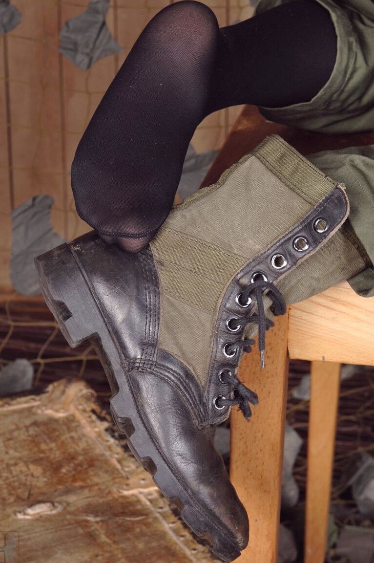 21P A gata militar asiática Aisha Sun dá um footjob reverso