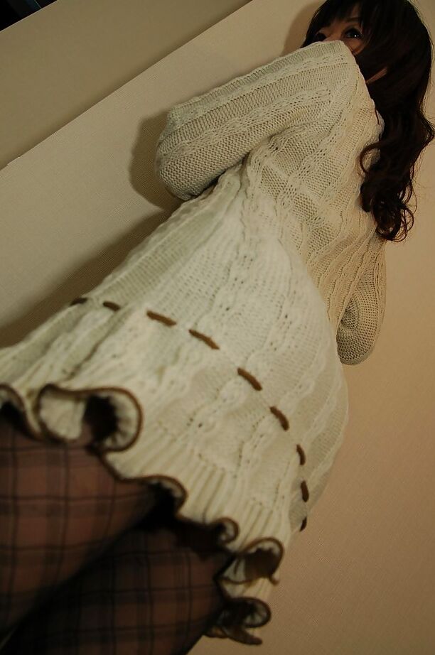 16P パンストを履いたアジアの女性森谷由紀子が服を脱いでソファでポーズをとる