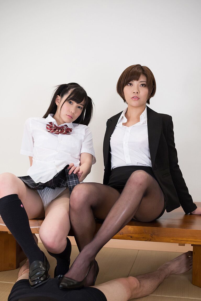 16P Colegialas japonesas acarician sus coños mientras hacen una paja con los pies