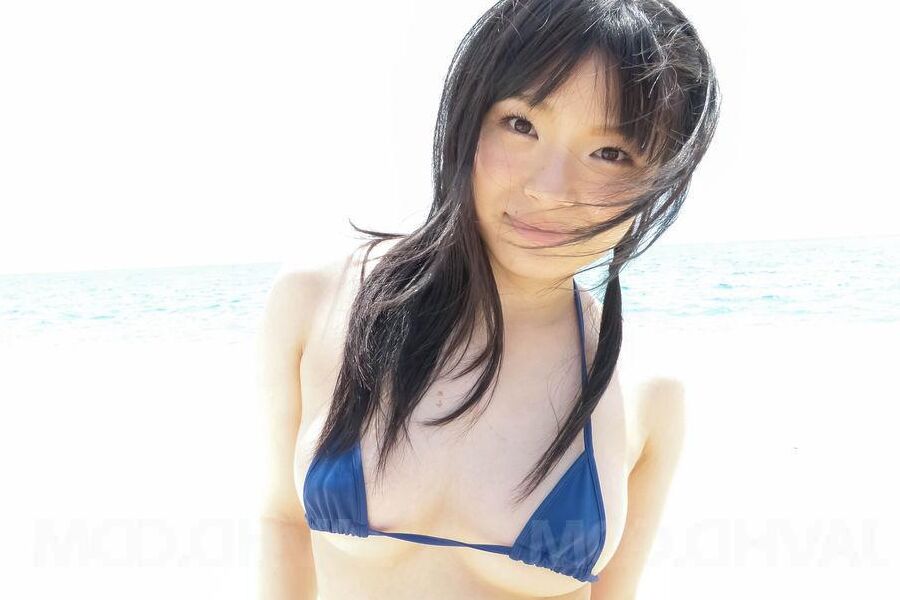 12P Hina Maeda Asian enlève son soutien-gorge de bain et suce le joystick sur la plage