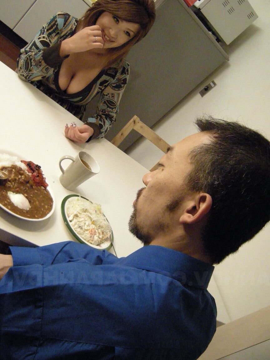 20P La esposa japonesa morena Miwa Nishiki le hace una mamada maravillosa a su esposo