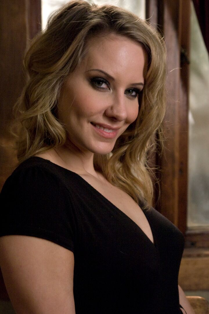 21P La blonde au gros cul Satine Phoenix endure la torture de la chatte et des mamelons lezdom