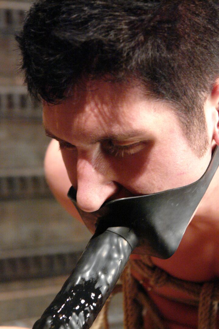 21P Men In Pain Danny Wylde, Mika Tan