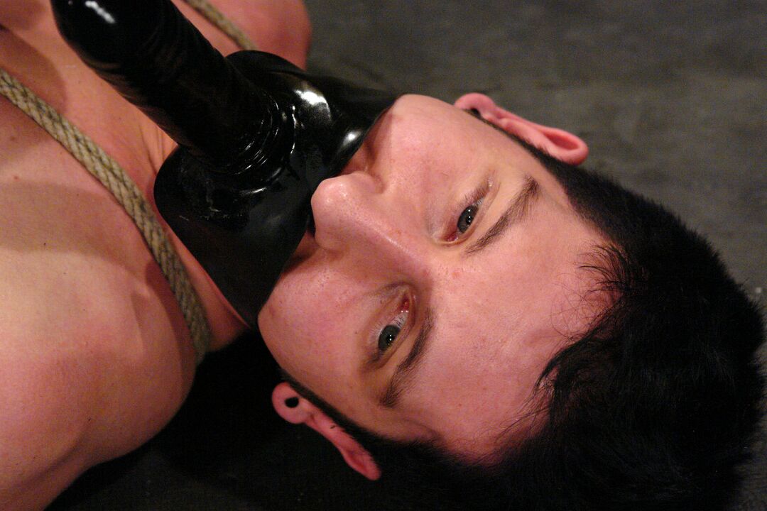 21P Men In Pain Danny Wylde, Mika Tan