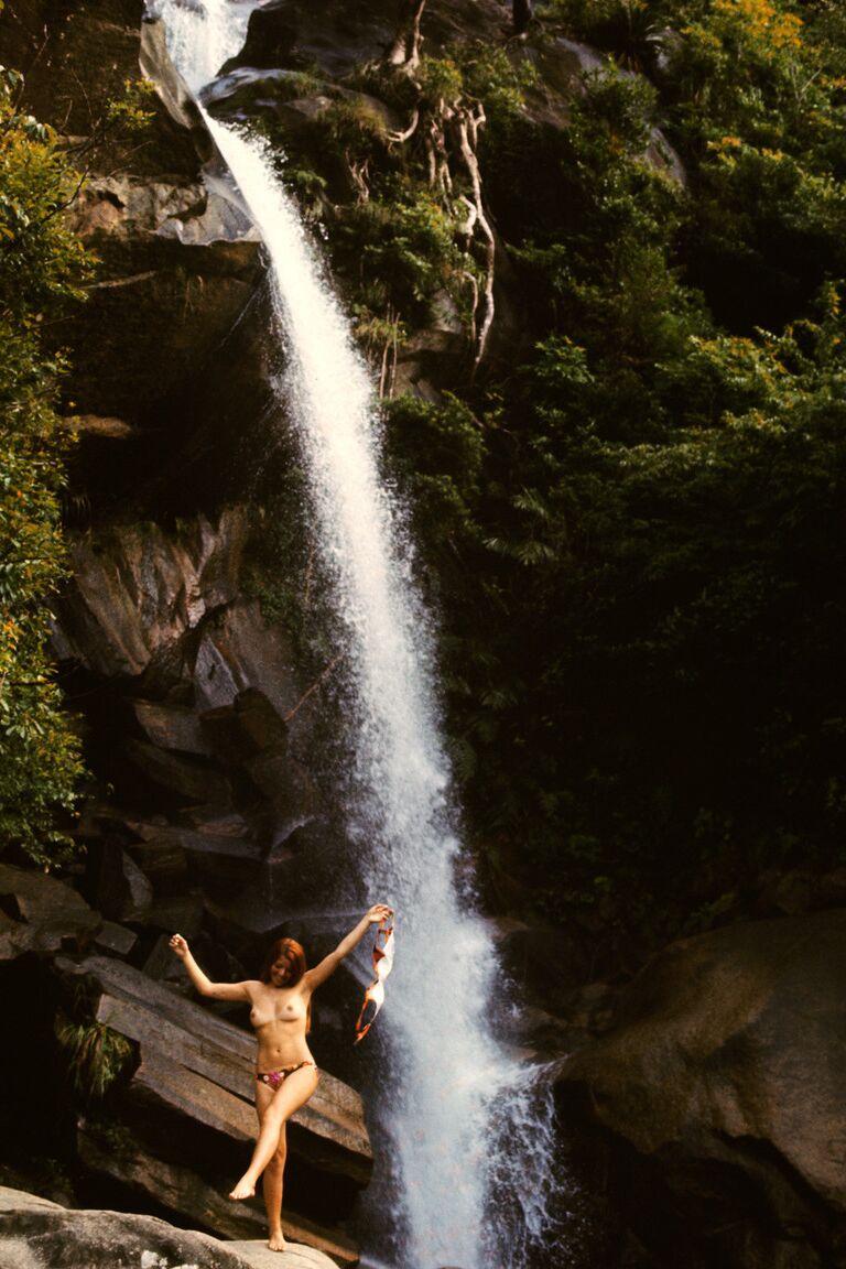 17P Asiática americana Lieko English muestra tetas naturales en la naturaleza