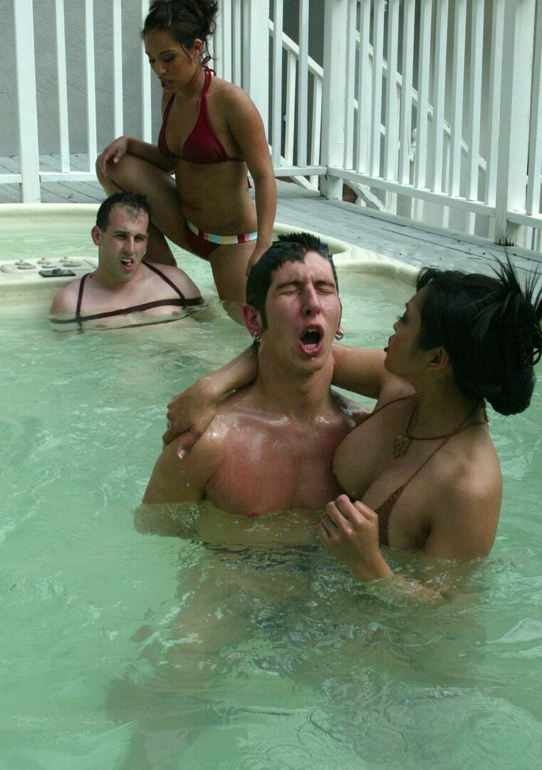 21P Men In Pain Дэнни Уайлд, Жасмин Бирн, Мика Тан, мини