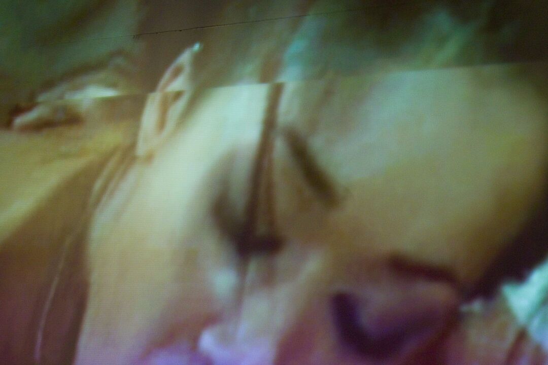 21P La chaude asiatique Annie Cruz kidnappe un homme délirant dans un cinéma porno vide