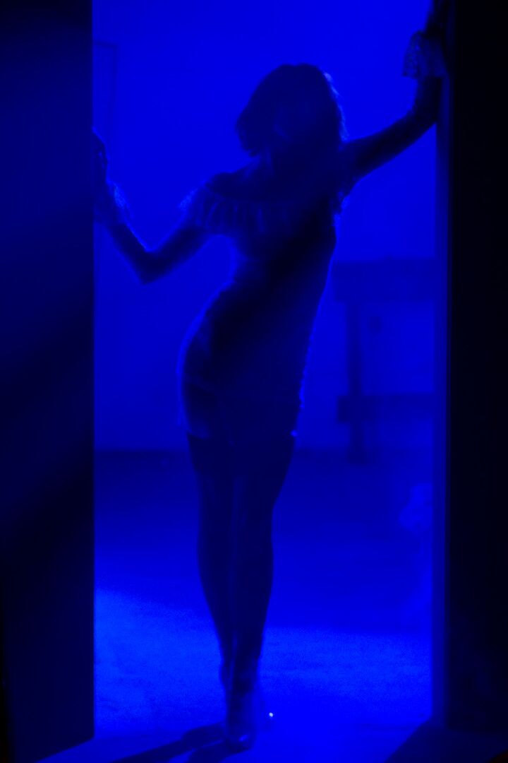 21P La chaude asiatique Annie Cruz kidnappe un homme délirant dans un cinéma porno vide