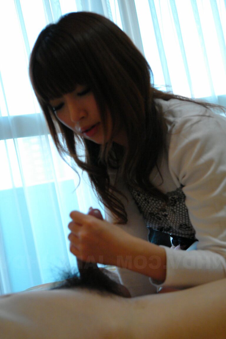20P La débutante japonaise Kaori Aikawa fait plaisir à une petite bite avec sa bouche et ses pieds