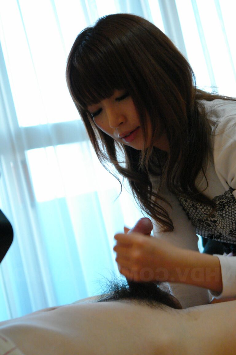 20P La débutante japonaise Kaori Aikawa fait plaisir à une petite bite avec sa bouche et ses pieds