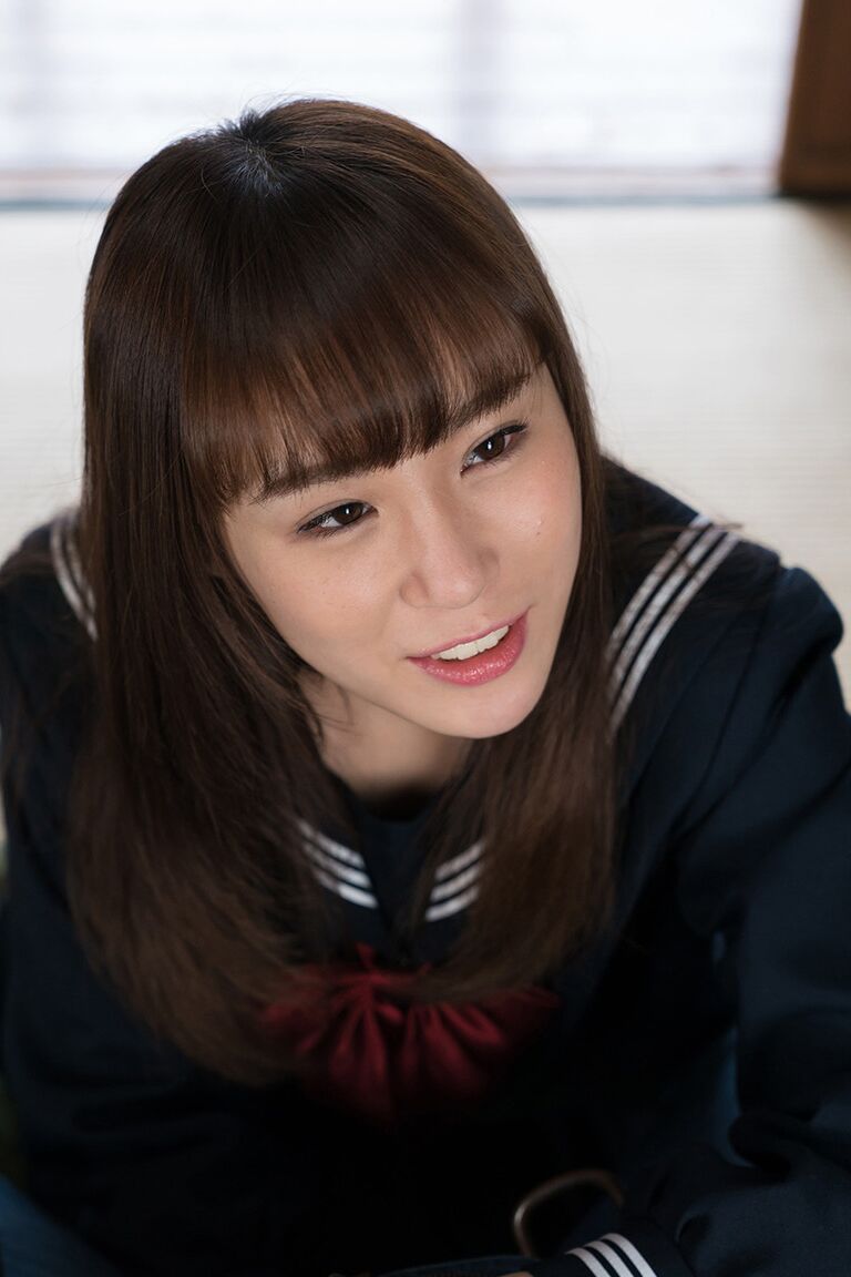 16P 日本の女子高生が足コキをする前に膝上のナイロンを脱ぐ