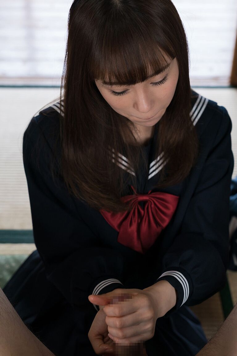 16P 日本の女子高生が足コキをする前に膝上のナイロンを脱ぐ