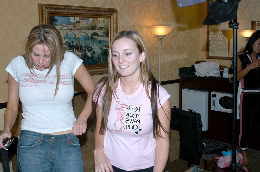 Die 16P magere Asiatin Lucy Lee zeigt ihre mittelgroßen Titten mit der megabusigen Kelly Madison