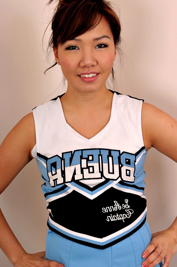 16P Une asiatique solo amateur enlève son uniforme de pom-pom girl pour dévoiler ses petits seins d'adolescente
