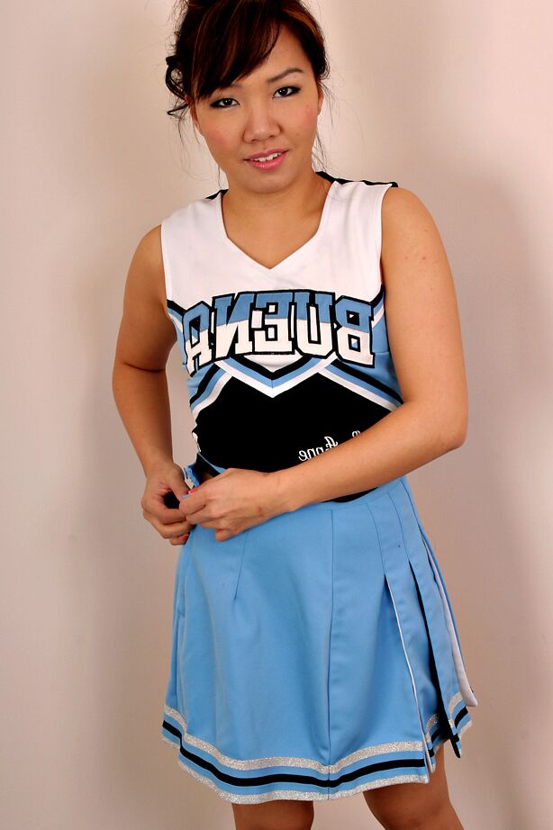 16P Une asiatique solo amateur enlève son uniforme de pom-pom girl pour dévoiler ses petits seins d'adolescente