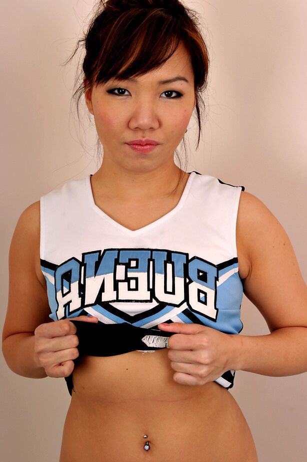 16P Une asiatique solo amateur enlève son uniforme de pom-pom girl pour dévoiler ses petits seins d'adolescente
