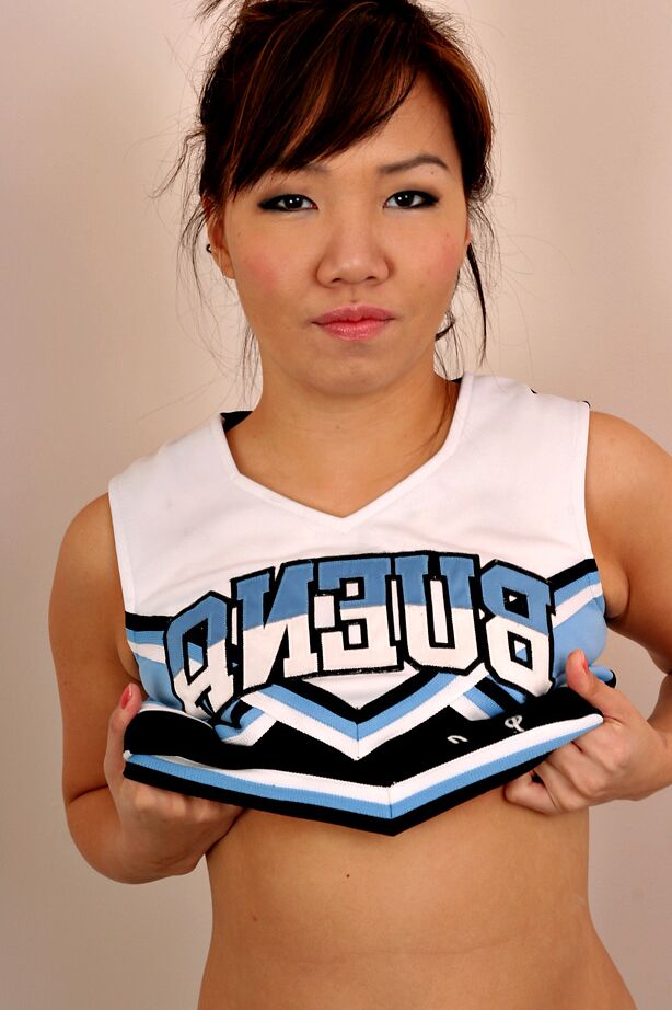 16P Une asiatique solo amateur enlève son uniforme de pom-pom girl pour dévoiler ses petits seins d'adolescente
