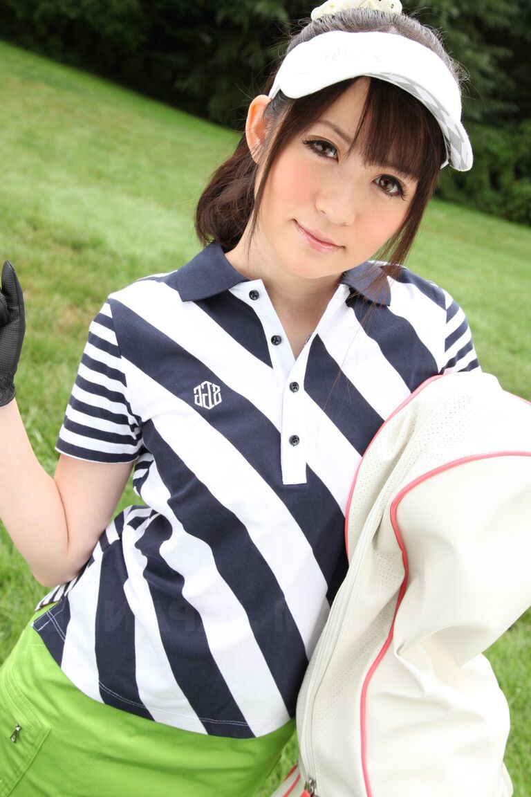 15P Hermosa deportista japonesa mostrando su sexy panty upskirt en los campos de golf