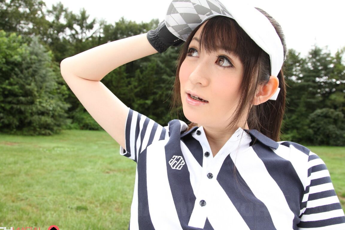 15P Hermosa deportista japonesa mostrando su sexy panty upskirt en los campos de golf