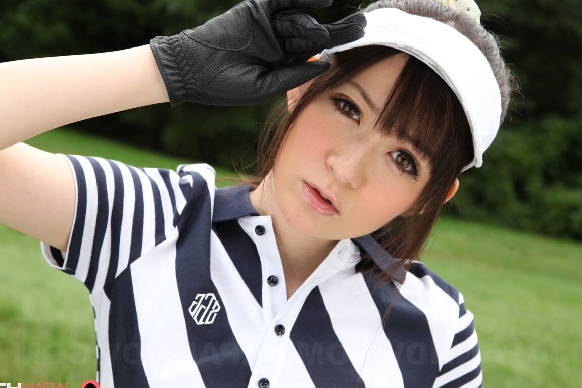 15P Hermosa deportista japonesa mostrando su sexy panty upskirt en los campos de golf