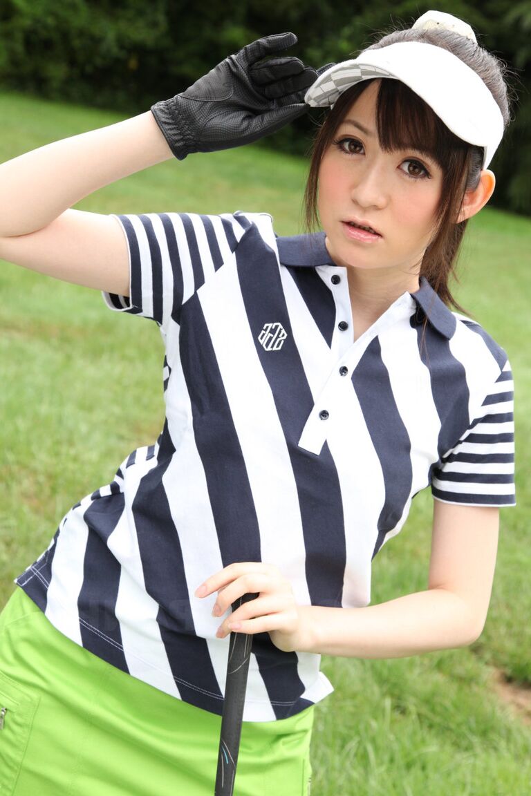 15P Hermosa deportista japonesa mostrando su sexy panty upskirt en los campos de golf