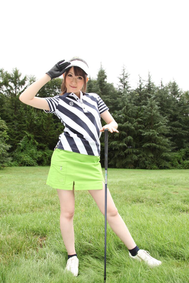 15P Hermosa deportista japonesa mostrando su sexy panty upskirt en los campos de golf