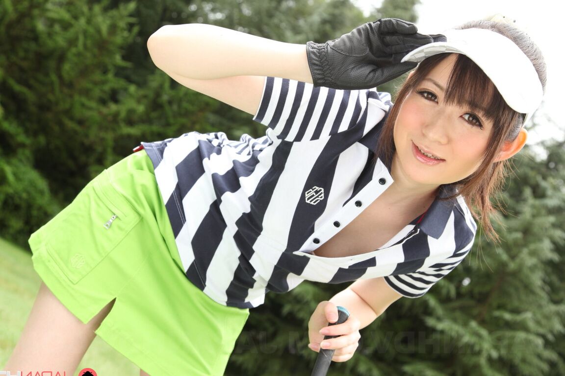 15P Hermosa deportista japonesa mostrando su sexy panty upskirt en los campos de golf