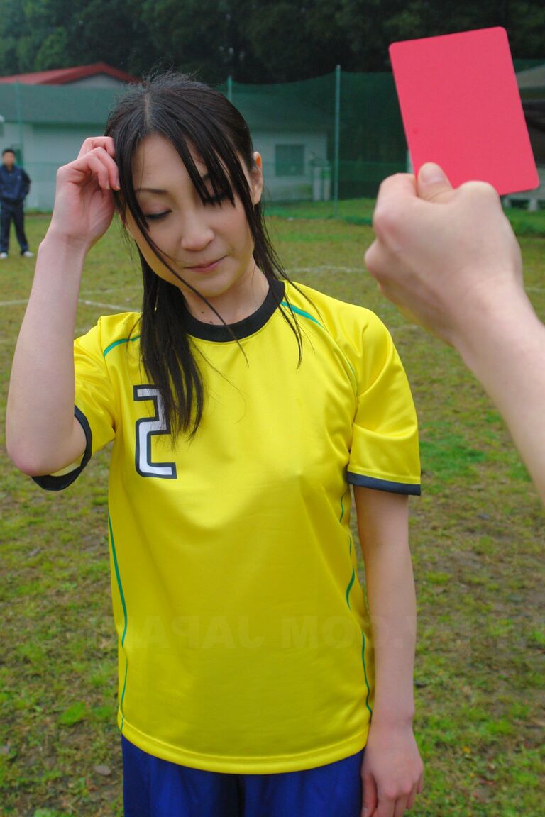 20P Jogadoras de futebol japonesas sexy sendo fodidas por seus treinadores ao ar livre